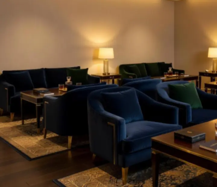Meleg hangulatú lounge tér lágy fényekkel és elegáns ülőhelyekkel
